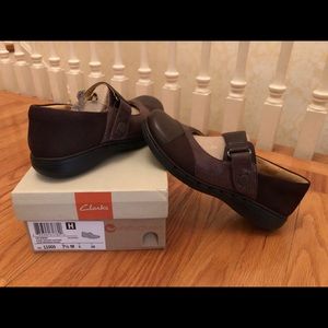 Size 7.5M Clarks UN Swan shoes